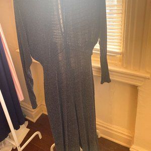 Grey Jersey jumpsuit with glittery threads. Tapered waist and wide legs.